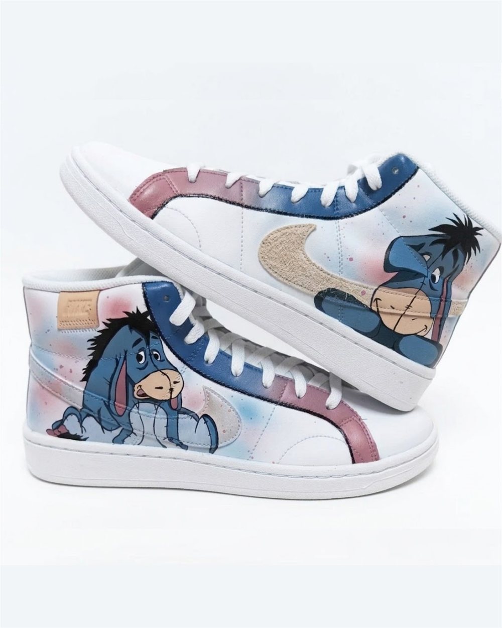 Paire de Nike montantes customisée avec Bourriquet (Winnie l'ourson), dégradé rose et bleu pastel
