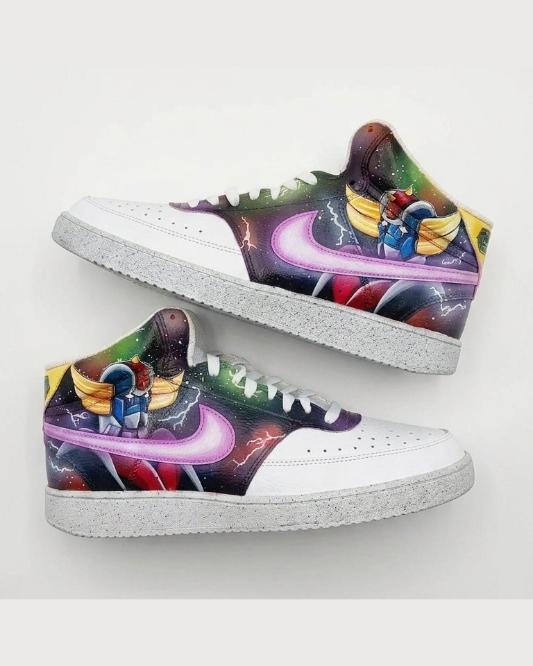 Paire de sneakers customisée avec Goldorak sur fond galaxie coloré